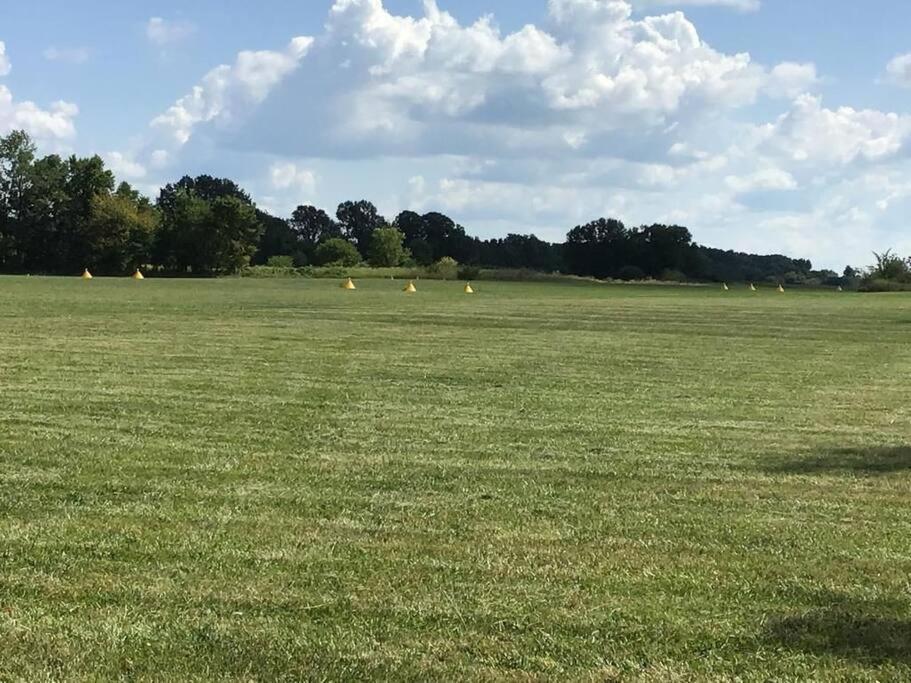 House On Grass Runway With Fly-In/Fly-Out Access Villa Tecumseh Bagian luar foto