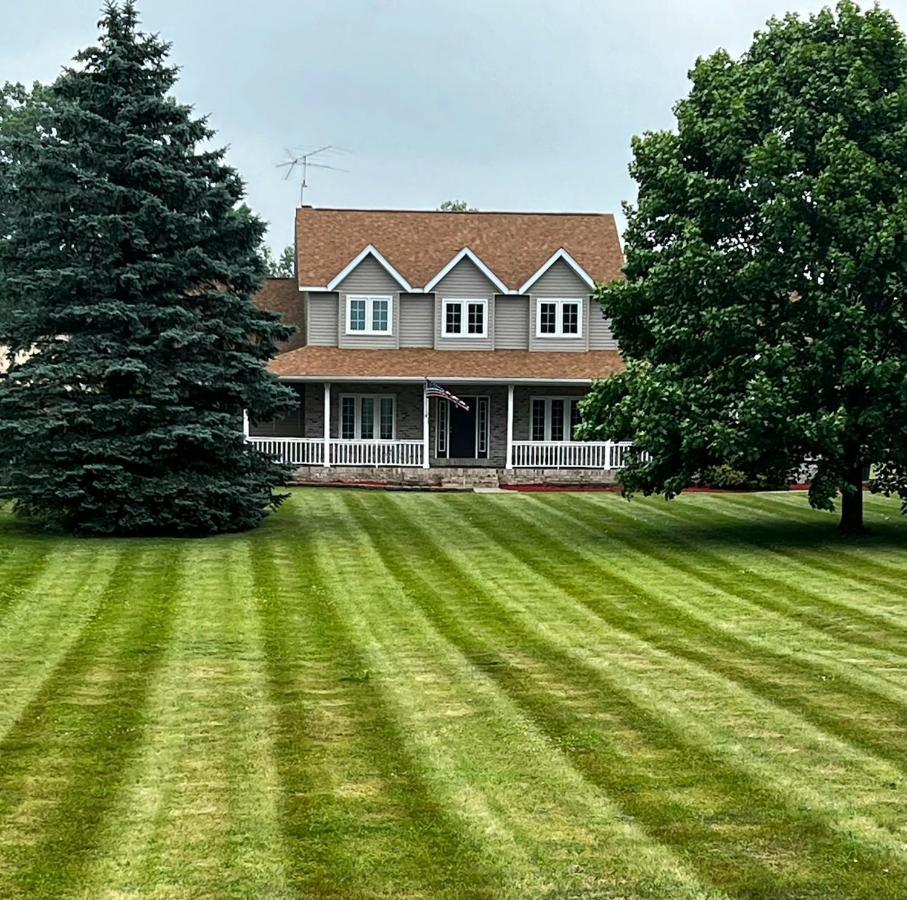 House On Grass Runway With Fly-In/Fly-Out Access Villa Tecumseh Bagian luar foto